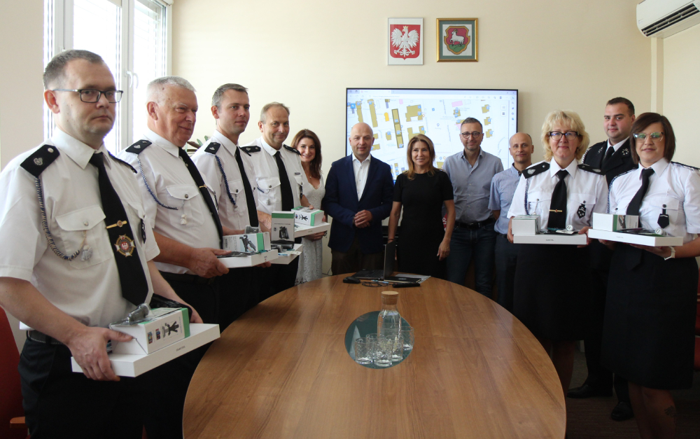 GminaPiaseczno's tweet photo. Do jednostek Ochotniczej Straży Pożarnej #OSP z gminy #Piaseczno trafiły #tablety, które umożliwią strażakom korzystanie ze specjalnie dla nich przygotowanego serwisu mapowego w Systemie Informacji Przestrzennej Gminy Piaseczno https://t.co/daosMNsE7b https://t.co/Q27bk9jvMd
