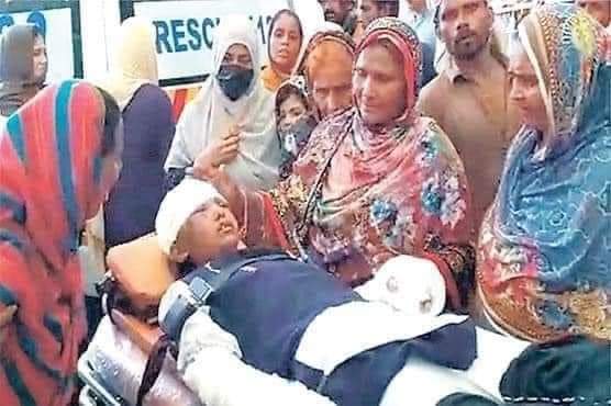 ایک معمولی جج کی بیوی نے تشدد سے اس بچی کا یہ حال کیا اور دوسرے ججو نے اس جج کی بیوی کو گرفتار کرنے سے روک دیا۔اب اس سے اندازہ لگائیں کہ ان ججوں سے بڑے بڑے طاقتور اس ملک میں کتنے مظالم اورکرپشنز کرتے ہیں اورپوچھنے والا کوئی نہیں
#Karbala
#اس_ملک_میں_غریب_پیدا_ہونا_جرم_ہے
#عاشوراء
