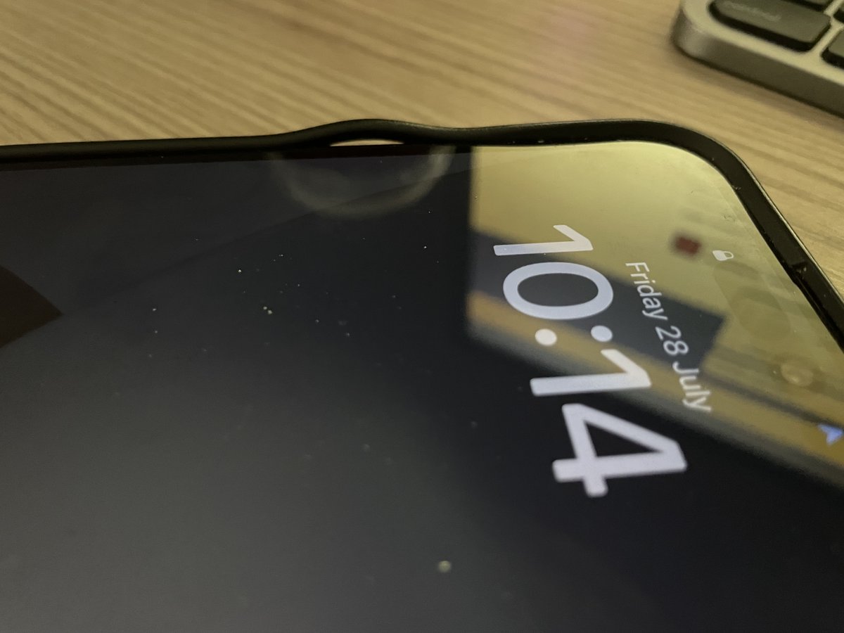 iamdavet's tweet photo. @MousCase Hi is this normal for one of your cases? Most disappointed considering the cost of the case! https://t.co/qZKZtZtVB5