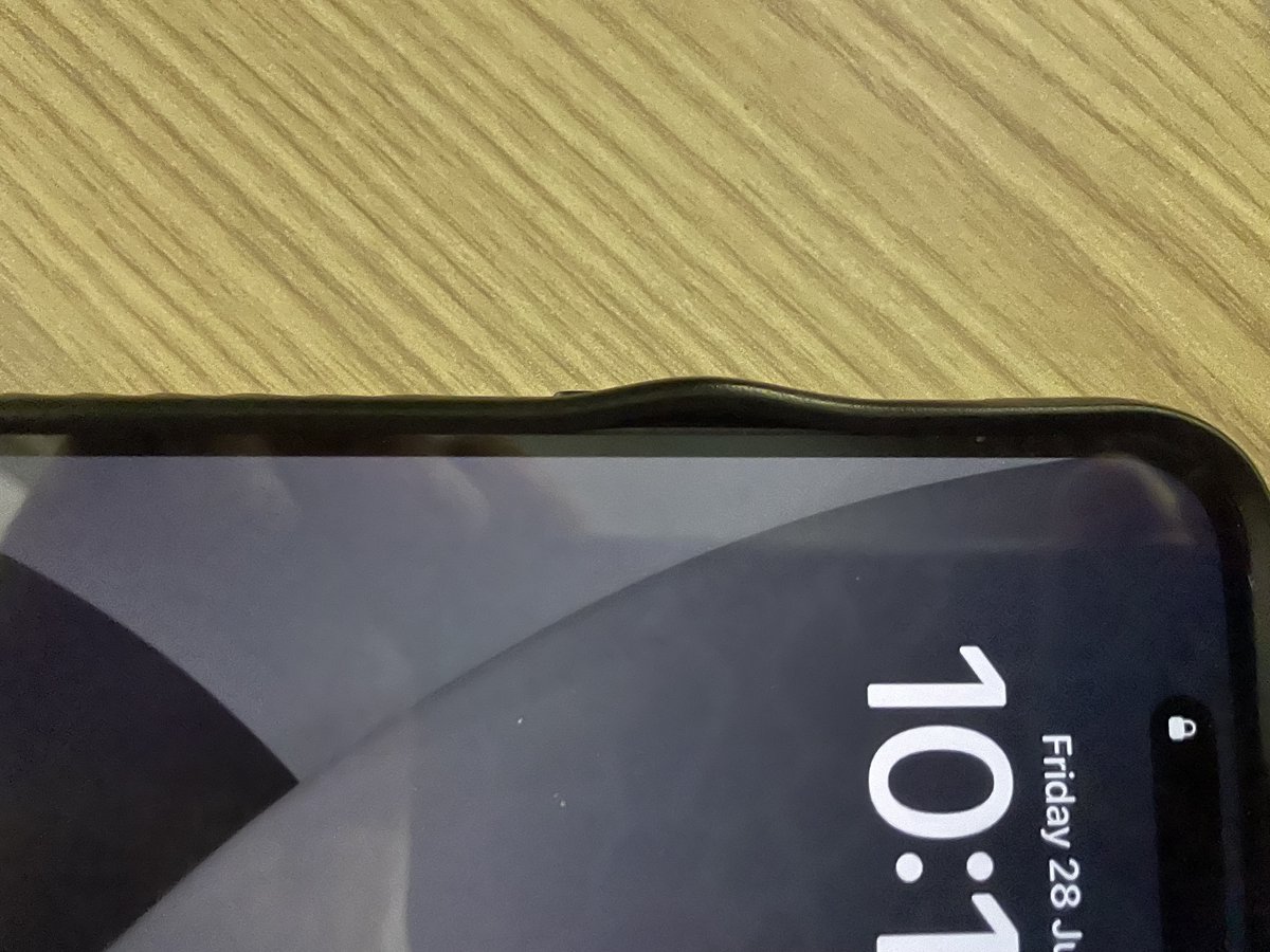 iamdavet's tweet photo. @MousCase Hi is this normal for one of your cases? Most disappointed considering the cost of the case! https://t.co/qZKZtZtVB5