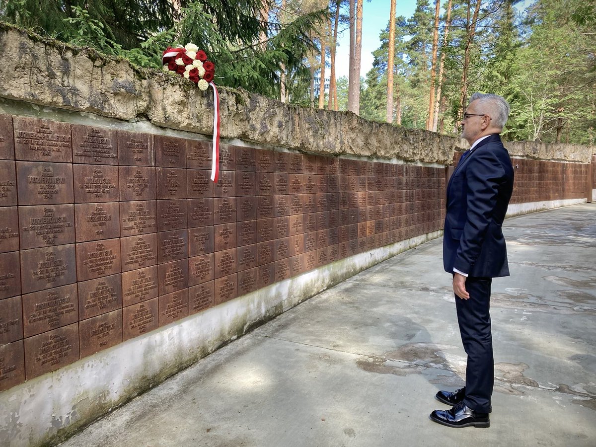 28 июля исполняется 23 года со дня открытия Катынского мемориала. Посол Кшиштоф Краевски и его соратники посетили Катынь, чтобы почтить память жертв сталинских политических репрессий.
Посол возложил цветы на Польском военном кладбище. (1)