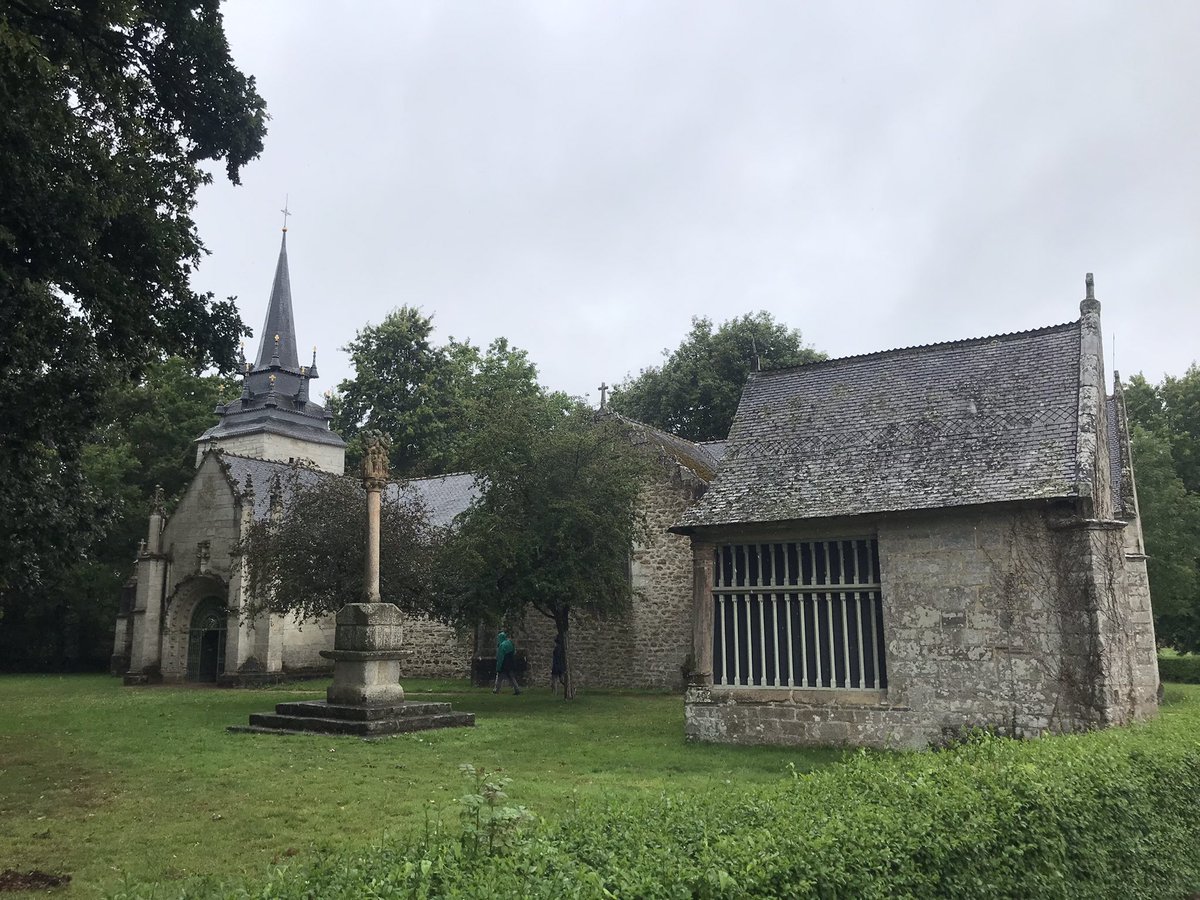 MilovanCavor's tweet photo. S’il y a une chose à faire absolument en Bretagne cet été, c’est le parcours «L’art dans les chapelles». Vous découvrirez de petits bijoux d’architecture dans la campagne autour de #Pontivy avec des décors inattendus et superbes et des œuvres d’art contemporain 🤩 https://t.co/cmYfgMsiZw