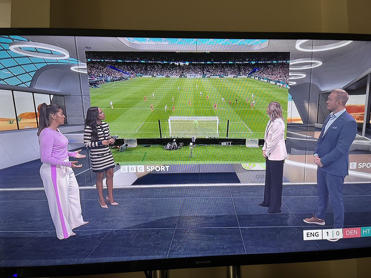 stuartprovan's tweet image. This whole green screen set up is absolutely awful.