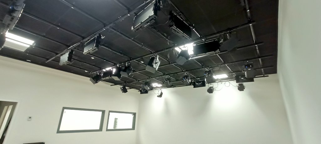 GenuixAudio's tweet photo. Primera fase de la instalación del nuevo Plató de Vídeo y Radio en la Universidad de Zaragoza. https://t.co/5GKVxudC98