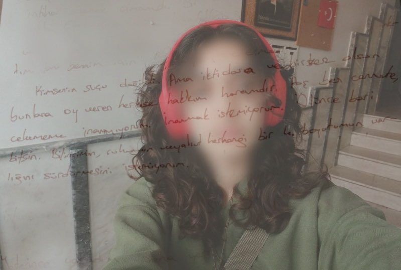 18 y. Ayşe D. üç yıldır hapiste olan babası, KHK’lı astsubay İ.D. ile açık görüş yaptıktan sonra canına kıydı. Çünkü o gün babasıyla #GenelAffın çıkıp çıkmayacağı üzerine konuştular. Ayşe son mektubuna şöyle yazdı: 

“Kimsenin suçu değildi ama bu iktidara bir kez olsun oy veren