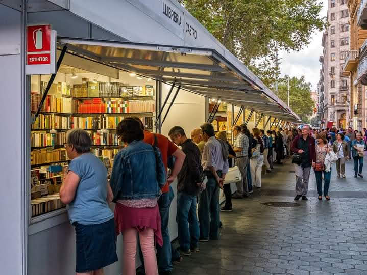 firallibrevell's tweet photo. L'emblemàtica Fira del Llibre d’Ocasió torna al passeig de Gràcia amb més de 226 metres lineals i 32 llibreries de vell i d'ocasió participants.  📚, 🎉, 🎷  8-25 de setembre de 2023.  #72FirapGràcia 
https://t.co/PZOkNPxPb2 https://t.co/DHjgHCH7mi