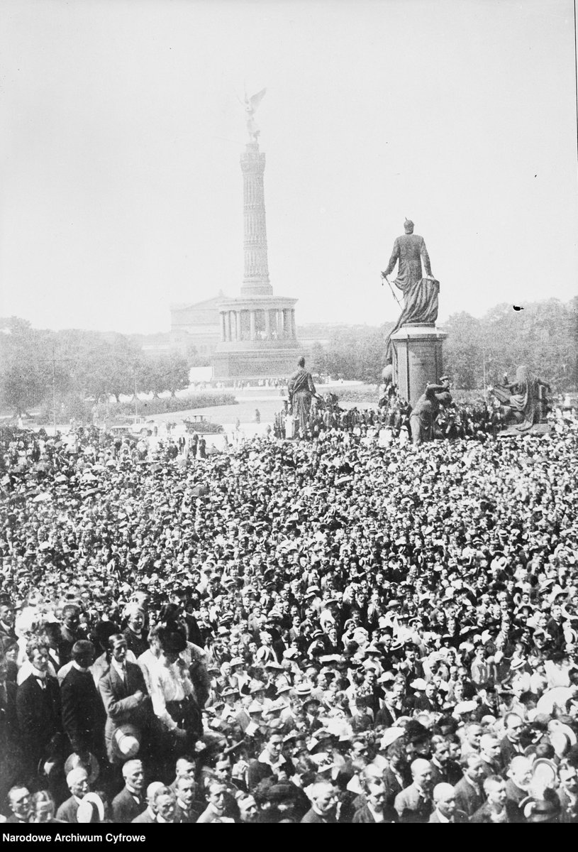 28 VII 1914 - Austro-Węgry wypowiedziały wojnę Serbii - rozpoczęła się I wojna światowa. Wielka Wojna pochłonęła 15 milionów ofiar, w tym życie 5 milionów cywilów. Na zdjęciu manifestacja zwolenników wojny w Berlinie. Widoczny pomnik Bismarcka i kolumna zwycięstwa. /NAC
