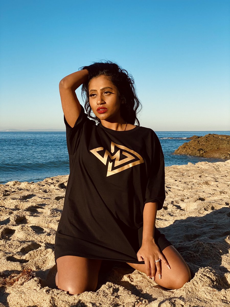 TheMusicalDoc's tweet image. Just a unicorn alien mermaid living on planet 808, tryna make sense of it all 🧜🏽‍♀️
.

open.spotify.com/artist/3eVsRDF…