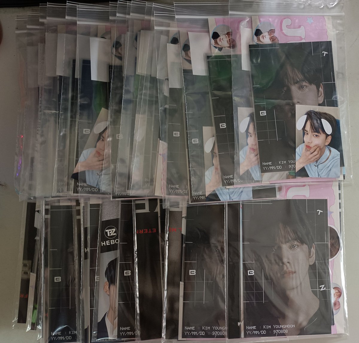 mmnd2003's tweet photo. มินิสโลแกนของเราจะเอาไปแจกรวมกับกอวของพี่ @pndpplt นะค้าบ มีใส่โปสเตอร์อฟชจากพี่เราไปนิดหน่อย วันคอนถ้าเราไปถึงเค้าจะทวิตบอกอีกรอบนะค้าบ
#ZENERATIONinBKK https://t.co/lwZiolSGzj
