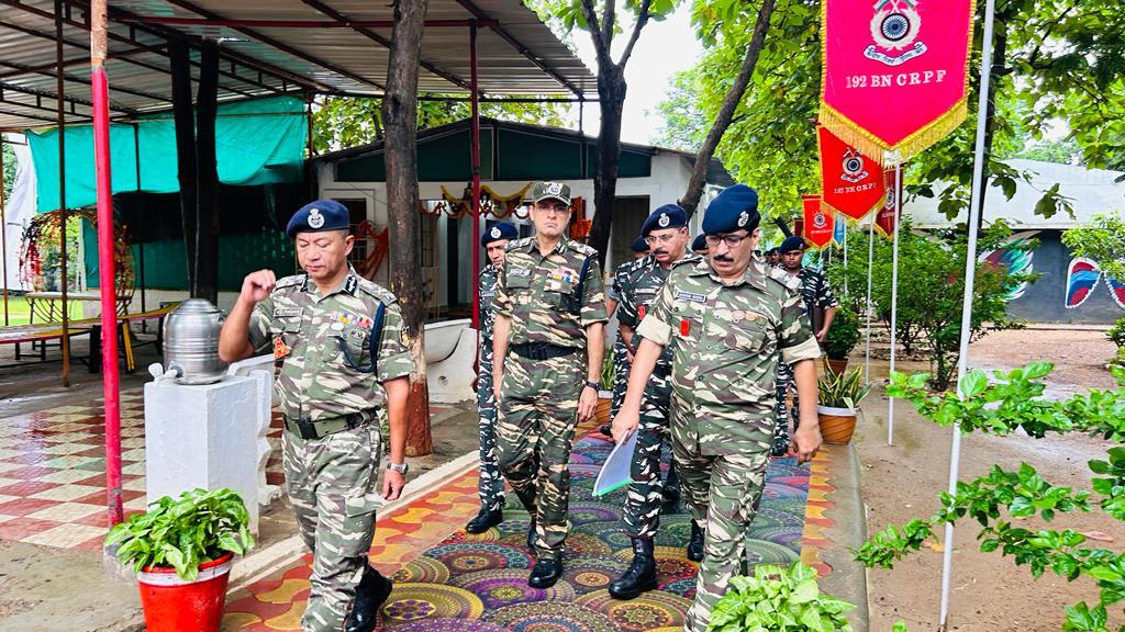 crpfindia's tweet photo. On his visit to Gadhchiroli, @sthaosen DG #CRPF discussed the joint operational strategy to counter Maoism in the district with officials of CRPF &amp; @MahaPolice. He also visited 192 bn &amp; reviewed the infrastructure &amp; operational preparedness of the unit. https://t.co/WGV7mxe53M