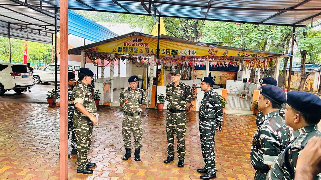 crpfindia's tweet photo. On his visit to Gadhchiroli, @sthaosen DG #CRPF discussed the joint operational strategy to counter Maoism in the district with officials of CRPF &amp; @MahaPolice. He also visited 192 bn &amp; reviewed the infrastructure &amp; operational preparedness of the unit. https://t.co/WGV7mxe53M