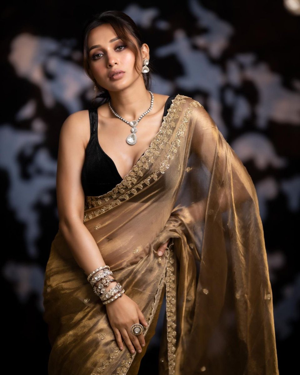 Calcutta_Times's tweet photo. Mimi goes full glam in a sari!

@mimichakraborty

#sari #glam #mimi #mimichakraborty #tollywood #celebstyle https://t.co/JjRjUMcvze