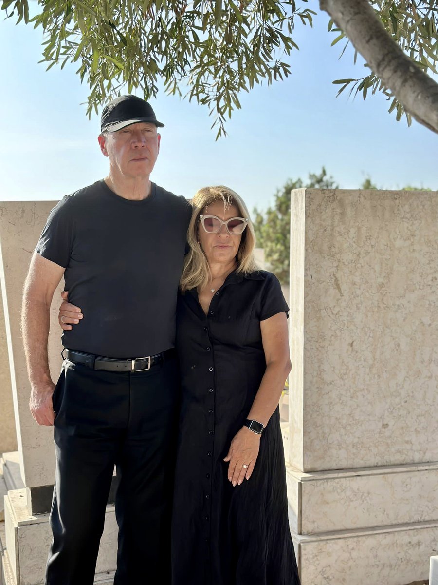 בימים אלו חשתי צורך לעלות לקברם של הורי, פרומה ומיכאל ז״ל.

שבת שלום 🇮🇱