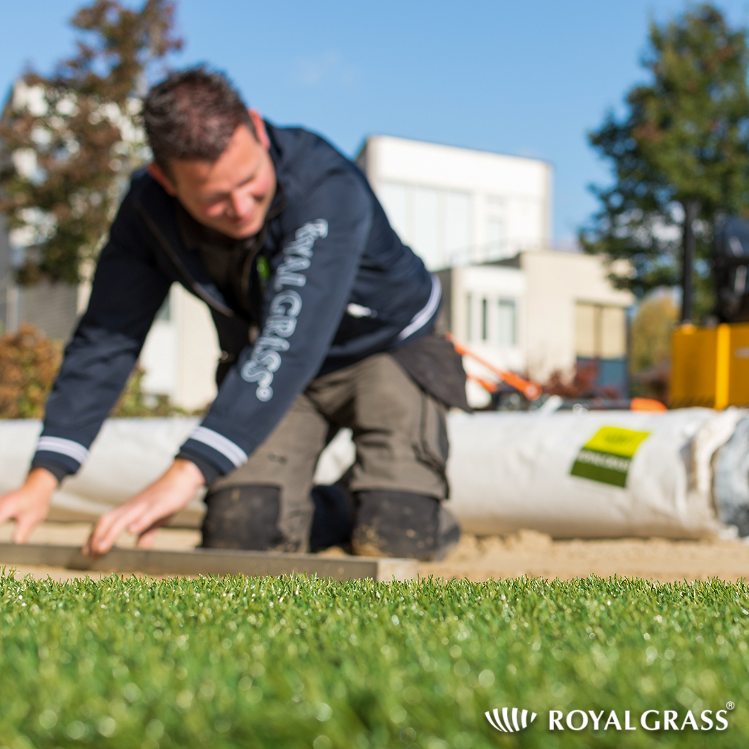 Installing #artificialgrass usually involves preparing the ground by removing existing vegetation &amp; debris, ensuring proper drainage, &amp; then laying down a base material before the synthetic turf is installed.

UK Dealers:
bit.ly/44VnuuV
#RoyalGrass #Installers