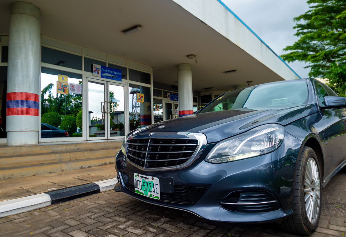 Our Mercedes Benz E-class sitting pretty and chauffeur-ready for an airport transfer🥰
Ride to the airport in comfort
Send a DM or Call/WhatsApp
08180273421
08180273422
#airporttransferlagos #chauffeurservice #chauffeur #airport  #stargatechauffeur #carhireinlagos Tbaj 40 naira