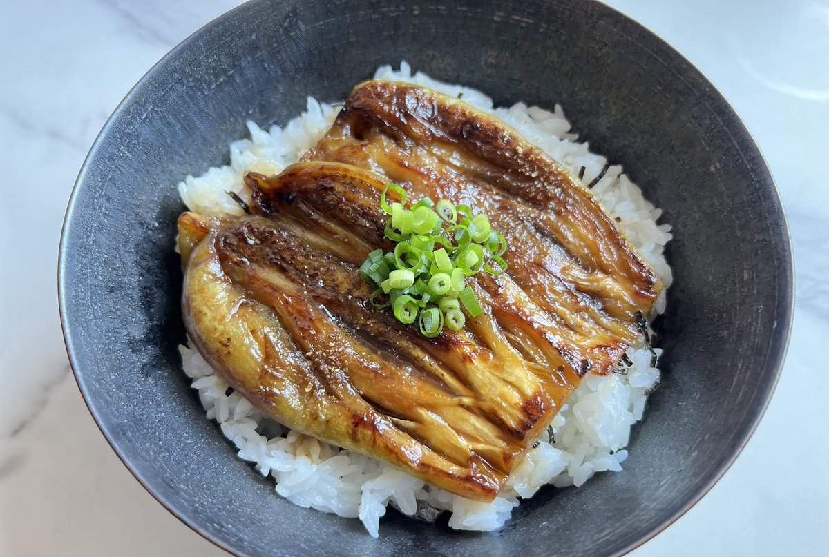 momosan0627's tweet photo. お友達をしっかり騙せてしまった！見た目ほぼ鰻丼な節約極うまレシピできたよ。

とろとろナスがたまんない…

【なすの蒲焼丼】
茄子を皮剥き600wで4分チン▶︎ナスを開きごま油大さじで開いた面から焦げ目つける▶︎醤油、みりん、酒、砂糖を大さじ1ずつ混ぜかけ、煮��めて完成

お好みで山椒です！ https://t.co/V2O2PfpPL9
