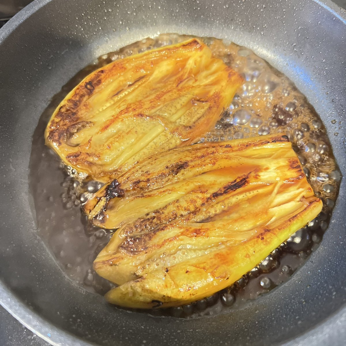 momosan0627's tweet photo. お友達をしっかり騙せてしまった！見た目ほぼ鰻丼な節約極うまレシピできたよ。

とろとろナスがたまんない…

【なすの蒲焼丼】
茄子を皮剥き600wで4分チン▶︎ナスを開きごま油大さじで開いた面から焦げ目つける▶︎醤油、みりん、酒、砂糖を大さじ1ずつ混ぜかけ、煮��めて完成

お好みで山椒です！ https://t.co/V2O2PfpPL9