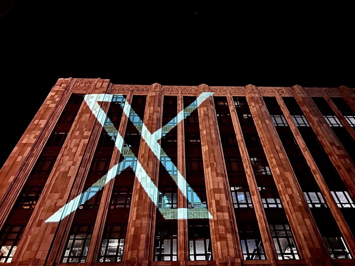 BlackDigitalMag's tweet photo. Tech billionaire, Elon Musk, replaced the company’s blue bird silhouette with  “X,” a term for what he has described as an “everything app.”

🔗: https://t.co/nDP4BuTyMF

#ElonMusk #X #Twitter #BlackDigitalMagazine #BlackDigital #Tech #News https://t.co/i4iDw167T7