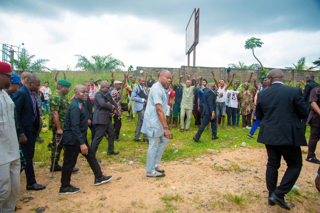 alexottiofr's tweet photo. I visited the site of the long-abandoned Enyimba Hotel Aba, a legacy project from the era of the remarkable De Sam Mbakwe. Despite years of neglect, the property's architectural allure and potential are still evident.

My aim was to access the facility's present condition and strategize for its future.