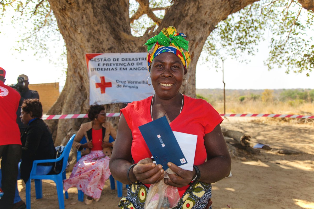 NaemiHeita's tweet photo. 📷 Let's end the week with this beautiful smile that warms our hearts! 😊 Here's a photo of a beneficiary in Huila 🇦🇴 receiving cash assistance from the #AngolaRedCross, supported by the @IFRC. Together, we're making a difference in the lives of those affected by #drought. https://t.co/nBhqouE3sf