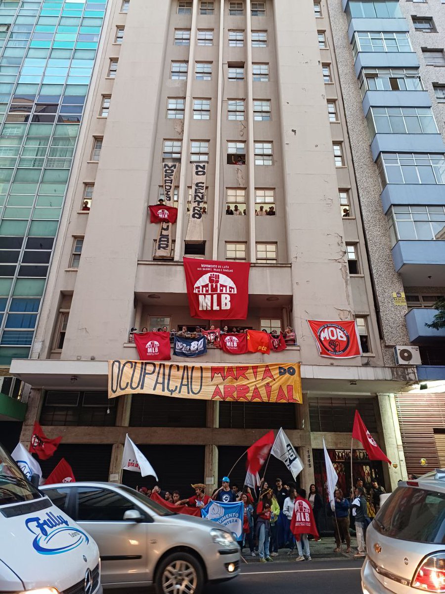 polianamlb's tweet photo. hoje Belo Horizonte amanhece com a retomada do povo preto, pobre e periférico no centro da cidade: nasce a OCUPAÇÃO MARIA DO ARRAIAL 🔥✊️

toda ajuda é bem vinda! Estamos na rua da Bahia, n° 1065 e nosso pix é mlbminas.luta@gmail.com https://t.co/qH5tKxOSyp