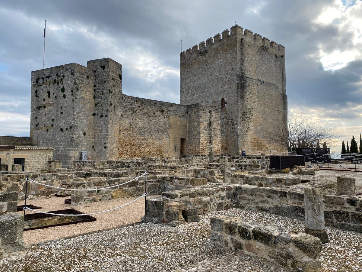 Que mejor forma de celebrar el Dia Mundial de la Arqueología que acercarse a conocer la antigua ciudad amurallada de la #FortalezaDeLaMota en #AlcaláLaReal <a href="/Alcala_la_Real/">Alcalá la Real</a> <a href="/CiudadesMedias/">Ciudades Medias del Centro de Andalucía</a>