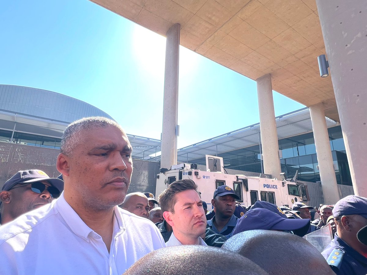 tshwane_mayor's tweet image. Today, myself and the City Manager Johann Mettler addressed workers outside Tshwane House. We value city employees, however  the City is in a precarious financial position and difficult decisions must be made to rescue the capital city from financial ruin.  @CityTshwane #Samwu