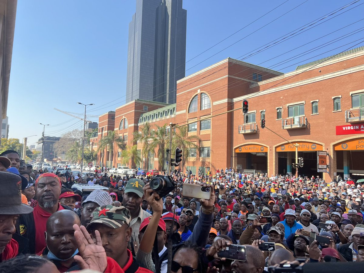 tshwane_mayor's tweet image. Today, myself and the City Manager Johann Mettler addressed workers outside Tshwane House. We value city employees, however  the City is in a precarious financial position and difficult decisions must be made to rescue the capital city from financial ruin.  @CityTshwane #Samwu