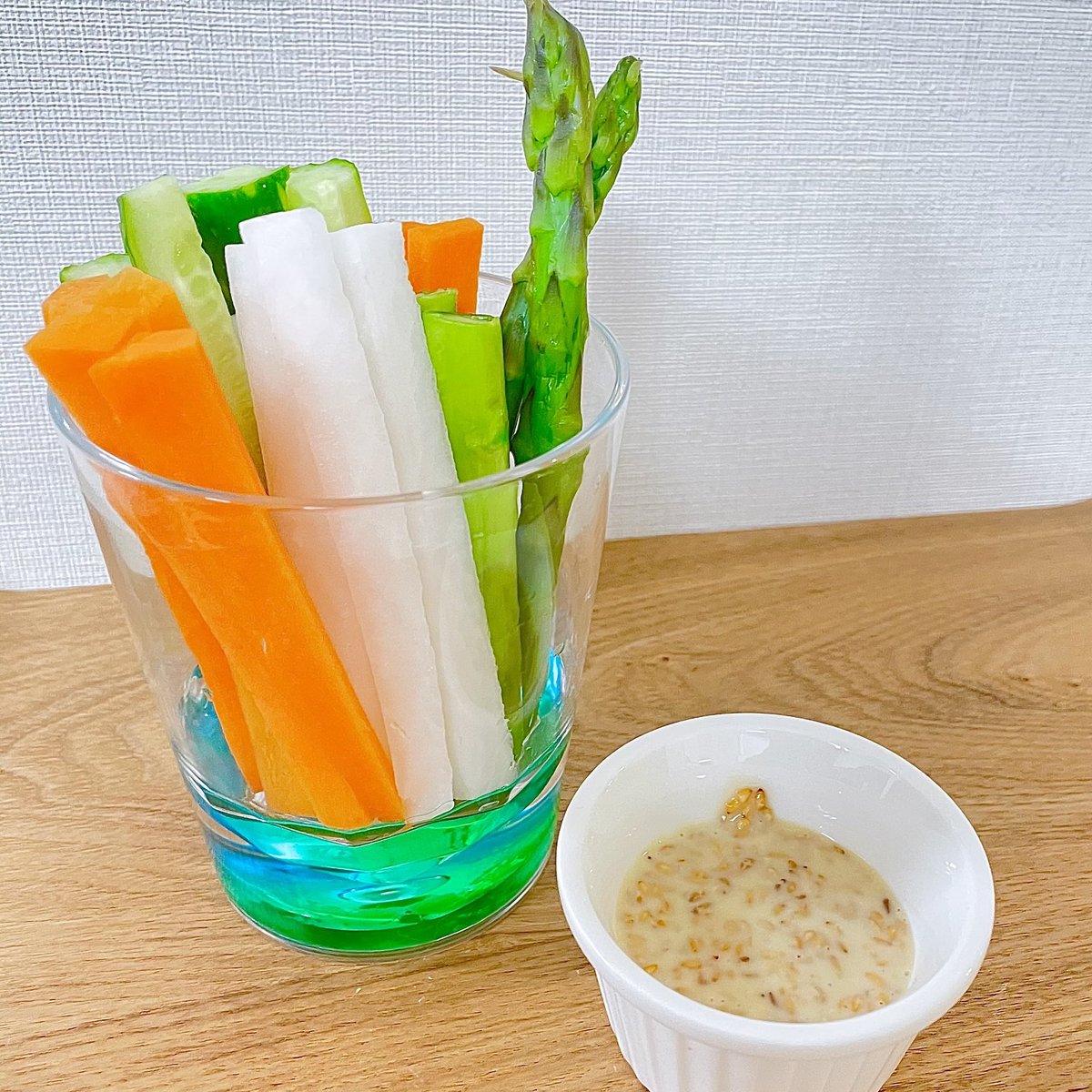 chocoha25's tweet photo. コンビニで売ってる野菜スティックのソースが美味しすぎるので自作してみたら大優勝。黄金比はマヨネーズ大さじ3,めんつゆ小さじ1,みそ小さじ1,ごま大さじ1。これあれば野菜って無限に食べれるんじゃない？って思える。 https://t.co/7fsSI3R9Eq