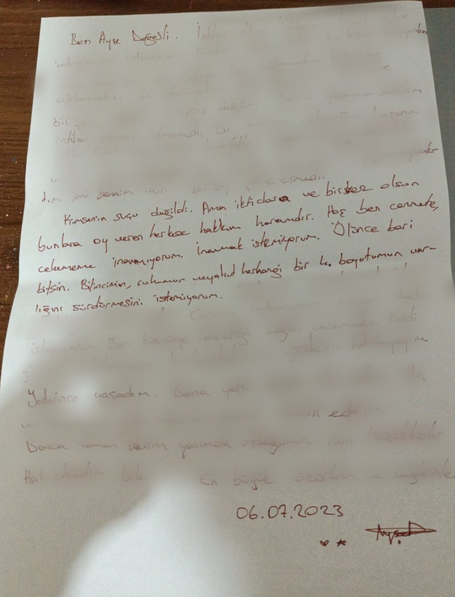 KHK'lı babası 3 yıldır tutuklu olan 18 yaşındaki Ayşe D., babasını açık görüşte ziyaret ettikten sonra ardında çok üzücü bir mektup bırakarak ne yazık ki intihar etti. Bugün 18 yaşında gencecik bir kız hayatına son verdi. Çok acı...