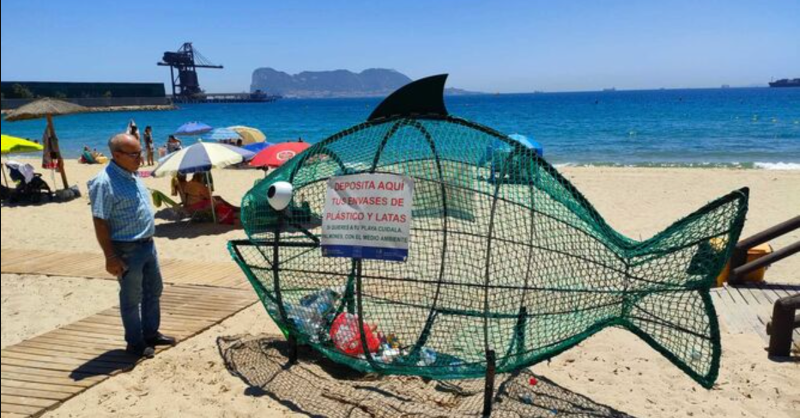 ecoembes's tweet photo. El ayuntamiento de @losbarriosmejor ha instalado en la playa de Palmones dos estructuras metálicas en forma de pez 🐟 para que los usuarios depositen los envases de plástico y latas. 🟡

¡Qué gran iniciativa para evitar el abandono de #basuraleza en las playas! 🌊
@europa_sur 👇🏽