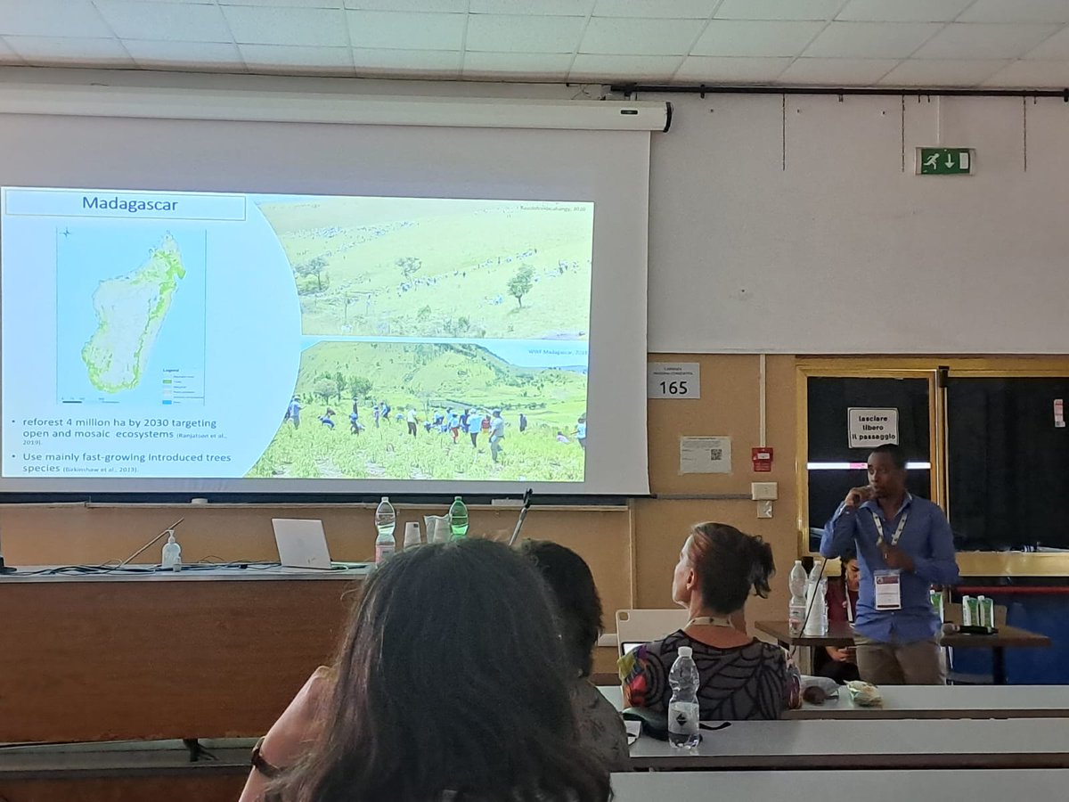 It was a great opportunity to present my PhD work @InquaRoma2023. A lot of networking opportunities. Many thanks to @GenusPalaeo for travel support, @PASTEvolve and @NRF_News for funding the project, and my former and current PI Pr. Gillson and @PickeringRobyn. © @Ngqabutho