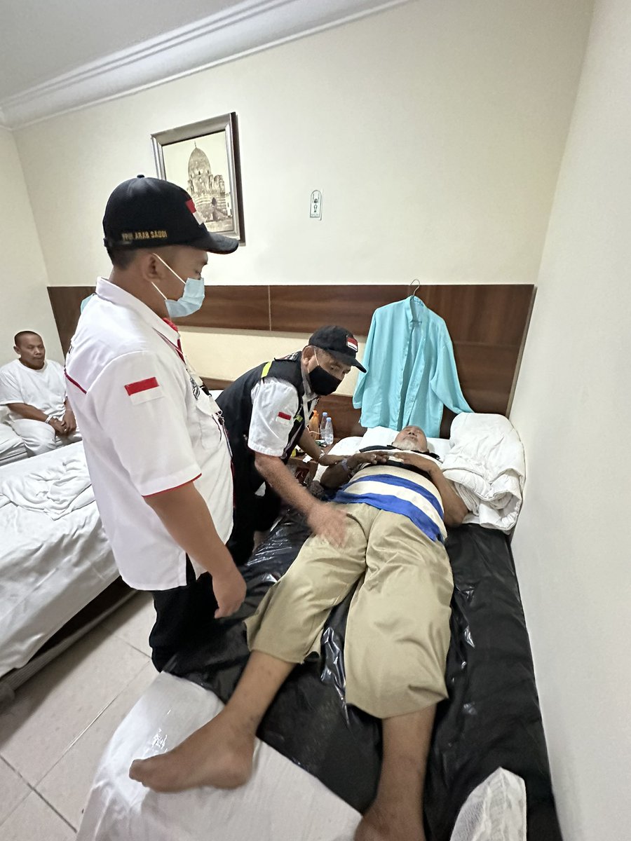 febyaris's tweet photo. Merawat dan memandikan jamaah yang bekebutuhan khusus, tanpa meminta imbalan sama sekali. https://t.co/DketYUdkg0