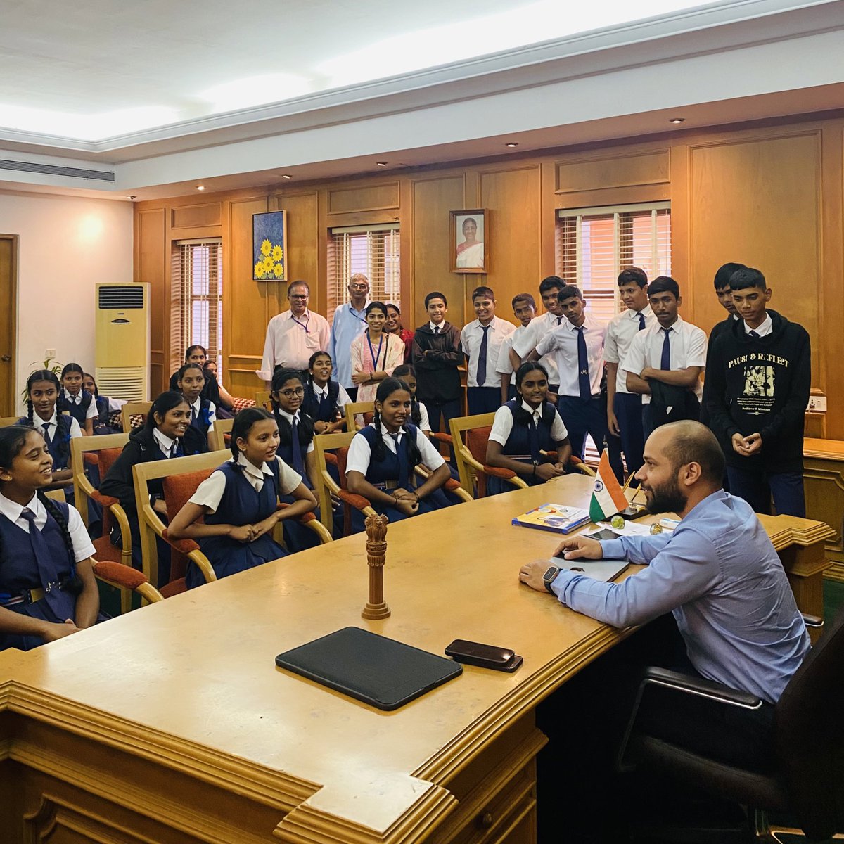 Joshua_De_Souza's tweet photo. Enjoyed a fruitful interaction with the students of St. Anthony’s School, #Duler regarding the #LegislativeAssembly.
It is wonderful to see the students so eager to know more about the workings of the #Assembly. (1/2) https://t.co/Cx0IJqxmWy