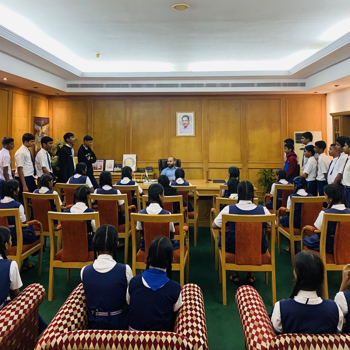 Joshua_De_Souza's tweet photo. Enjoyed a fruitful interaction with the students of St. Anthony’s School, #Duler regarding the #LegislativeAssembly.
It is wonderful to see the students so eager to know more about the workings of the #Assembly. (1/2) https://t.co/Cx0IJqxmWy