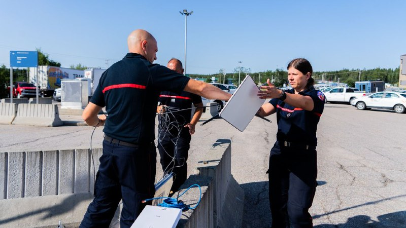 SecCivileFrance's tweet photo. #FENICS ✅📡Dans des zones jusqu'à alors dépourvues de moyens de communication, la mise en œuvre d'un réseau de transmission et de géolocalisation est une réelle plus-value pour le partage des remontées de terrain et la sécurisation des personnels engagés sur les incendies. https://t.co/Fw6XSDFVuF