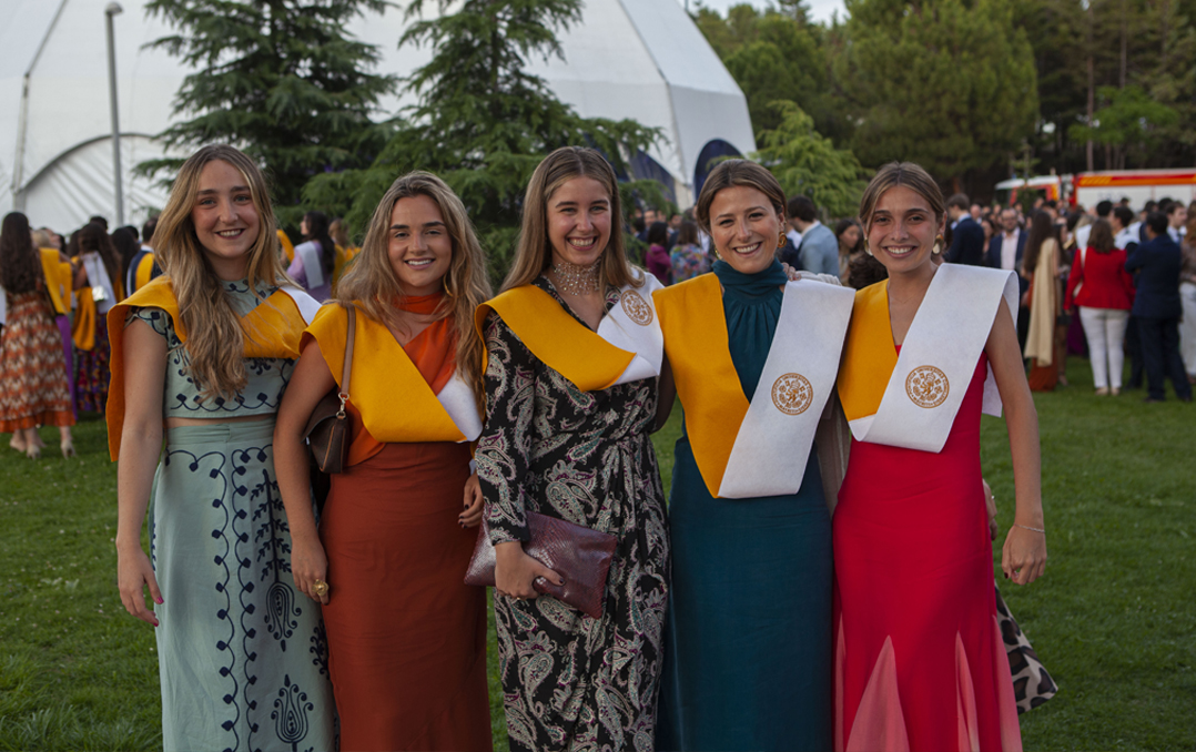 🎓 Casi 2.500 estudiantes recibieron sus becas en los actos de graduación de 2023. 

🎉 Revive la emoción de las graduaciones en la #RevistaComillas.

revista.comillas.edu/.edicion.110/#…