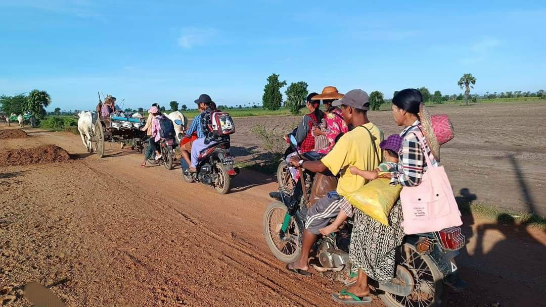 MaybomeM's tweet photo. SAC terrorists launched an offensive in Pale tsp, Sagaing division this morning, thus over thousands of locals from 12 villages had to displace. #2023Jul28Coup #WarCrimesOfJunta #WhatsHappeningInMyanmar https://t.co/fMUIyQkO0X