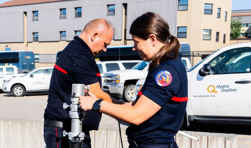 SecCivileFrance's tweet photo. 🇨🇦📡Au #Canada, la France vient de déployer son module d'appui #FENICS permettant d'assurer la continuité des communications pour le détachement de sapeurs-pompiers et sapeurs-sauveteurs engagés dans la lutte contre les #FeuxDeForêt. https://t.co/cJ6EQ6ICKe