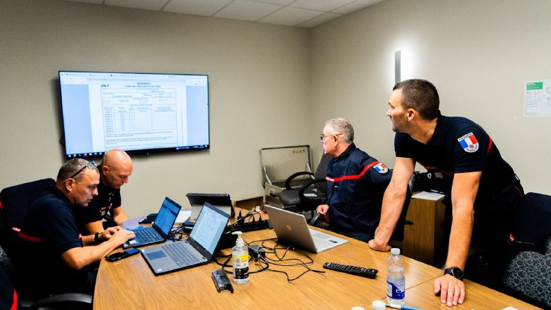 SecCivileFrance's tweet photo. 🇨🇦📡Au #Canada, la France vient de déployer son module d'appui #FENICS permettant d'assurer la continuité des communications pour le détachement de sapeurs-pompiers et sapeurs-sauveteurs engagés dans la lutte contre les #FeuxDeForêt. https://t.co/cJ6EQ6ICKe