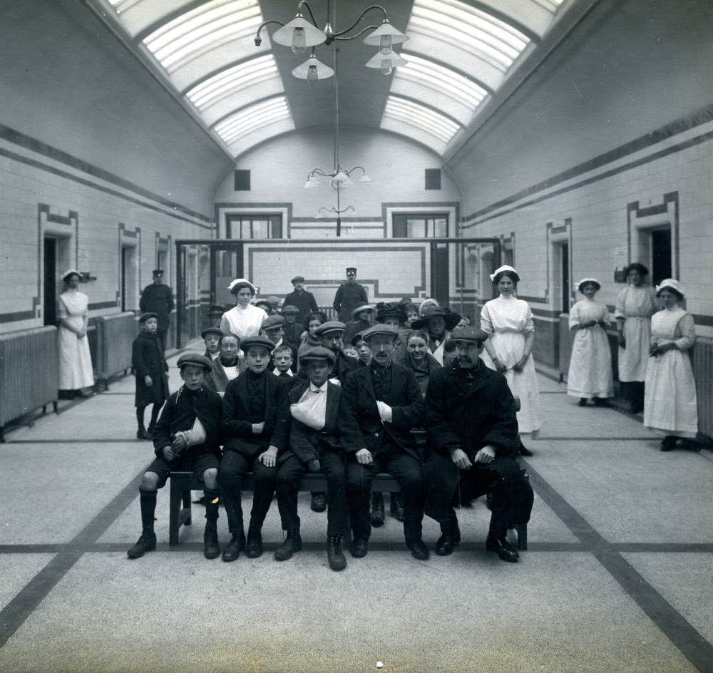 Dispensary outpatients waiting room, Glasgow Royal Infirmary (1914-1915) 🏥

Known as the Gatehouse, this became the busiest casualty department in Glasgow! tinyurl.com/4uuu5u99 

#Glasgow #HistMed #Heritage #ExploreYourArchives