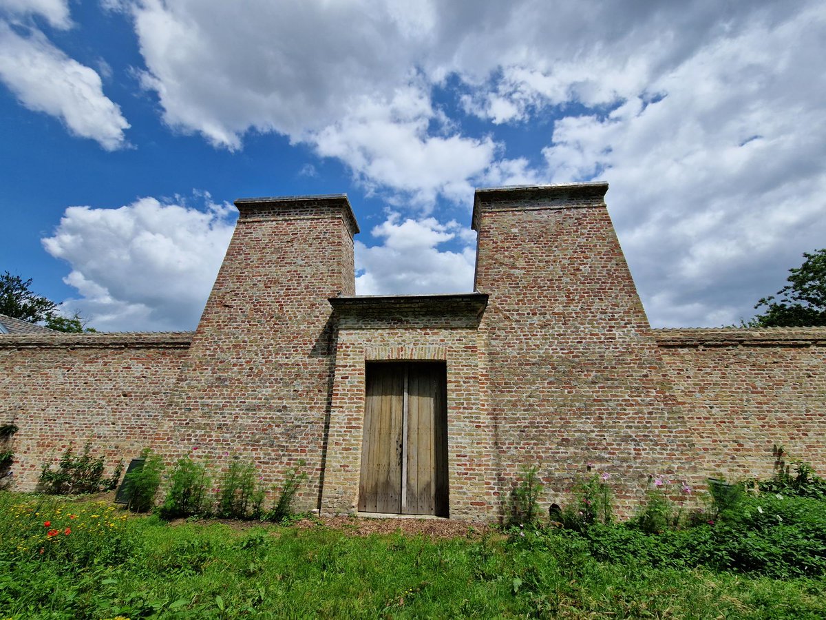 De hoeve bij kasteel Forreist in Sint-Andries is geselecteerd als een van de drie laureaten van de Vlaamse Onroerenderfgoedprijs 2023.

Stem jij ook op deze Brugse erfgoedparel? Dit kan nog t.e.m. 10 september '23 via onroerenderfgoed.be/publieksprijs-….

Meer lezen: brugge.be/social-forreis…
