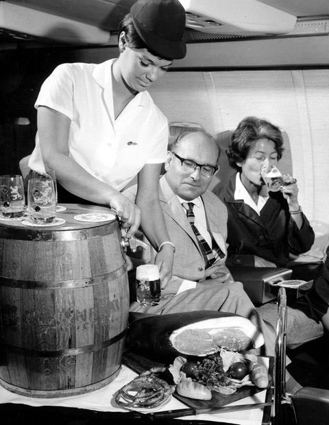Fassbier in einer Maschine der Lufthansa, späte 1950er Jahre.