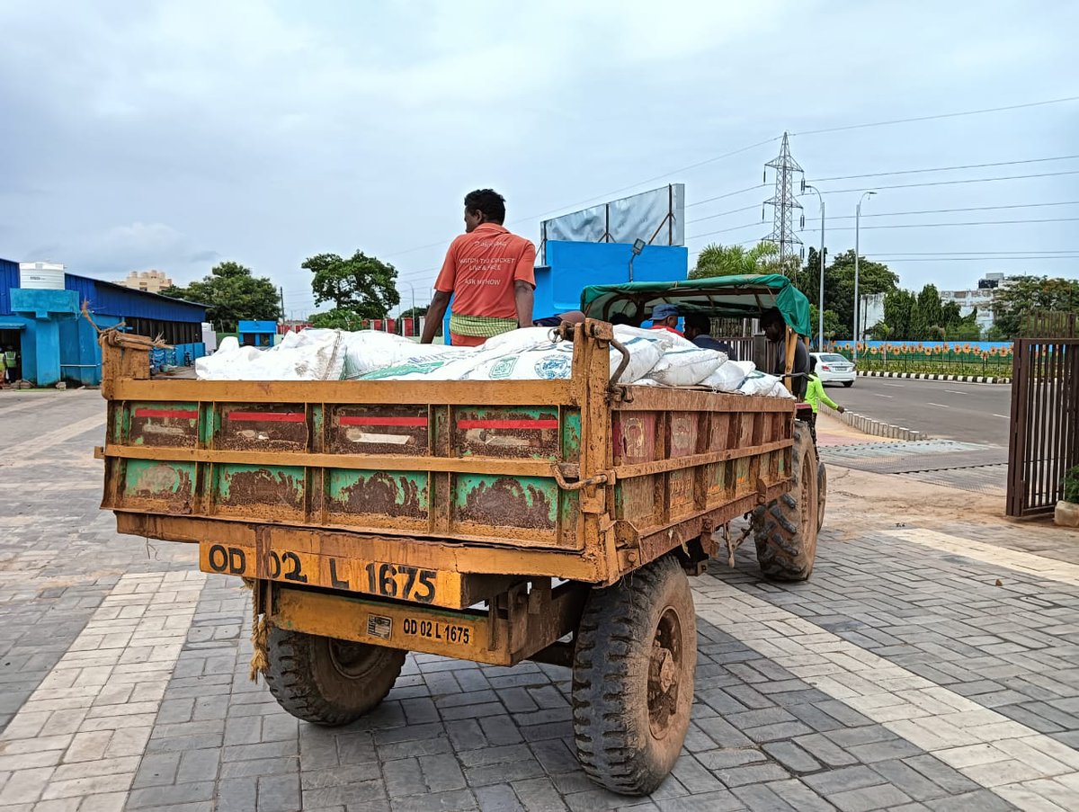 The organic compost #MoKhata generated from #wetwaste are on demand.

2 tons of #MoKhata despatched to wild life and forest range office Bhubaneswar.

#BhubaneswarFirst
#SolidWasteManagement