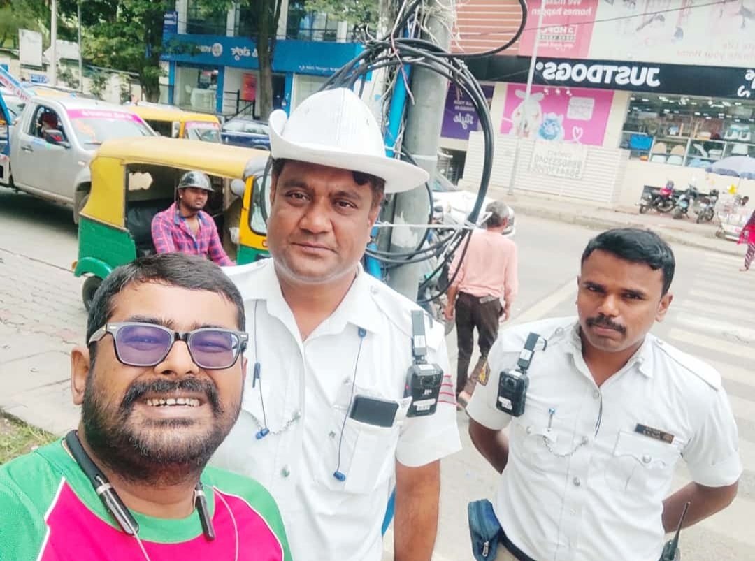 IMSHREESHAIL's tweet photo. #SelfieWithCop by friend @MukeshKReddy @kmangalaps limits @CPBlr @blrcitytraffic 
#Koramangala @adugoditrfps limits
Showcasing the cops wearing bodycams for better citizens-centric police services 
@CMofKarnataka
@RLR_BTM 
#Koramangala8thBlock https://t.co/xVQCqvIBWu