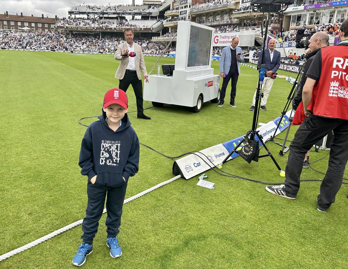 Jamie’s arrived at the Oval and has met up with the <a href="/SkyCricket/">Sky Sports Cricket</a> team at the side of the ground 🙌

Cannot wait to share pics and vids later from this magical moment 🏏 🥰

Fb.me/BeingBraveWith…

#medulloblastoma #cancer #cancerawareness #childhoodcancer #Cricket #TheAshes