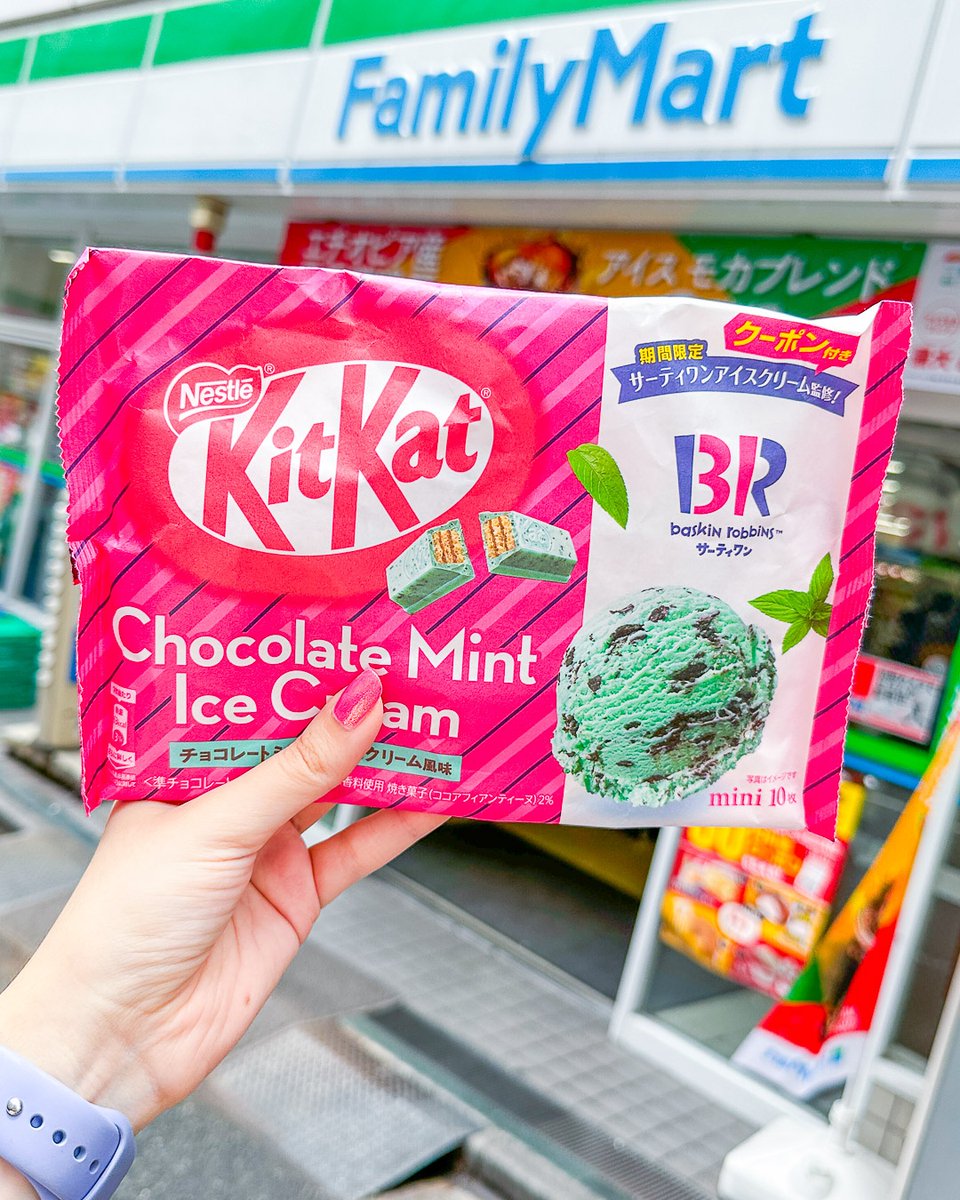 JapanCandyBox's tweet photo. Look at what we found at Family Mart! 👀🍫 The collaboration of our dreams, ✨ KitKat x Baskin Robbins! 😍🍨 Chocolate mint ice cream is our new favorite flavor! 💝
#kitkatjapan #japanesekitkat #kitkat #japanesesnack #japancandy https://t.co/MwAgaUyUHl