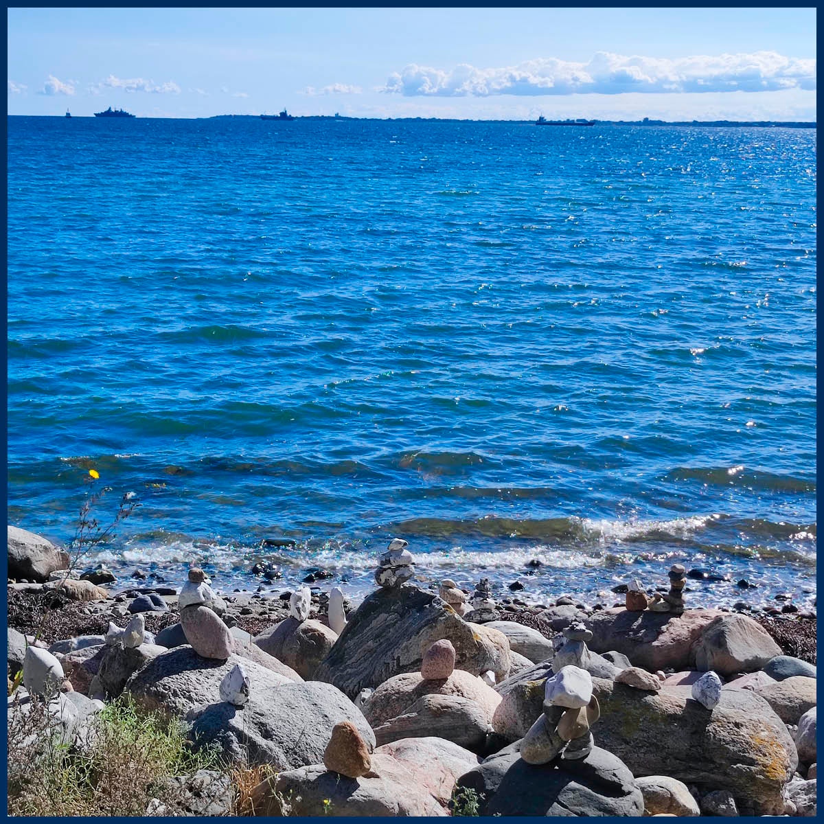 Schönes #Wochenende! 🌞
 
Tauchen Sie ein ins Wochenende und lassen Sie sich von der #Meeresbrise verwöhnen! Hier sind zwei traumhafte Bilder vom #Strand in Strande bei #Kiel.💙 🌊
