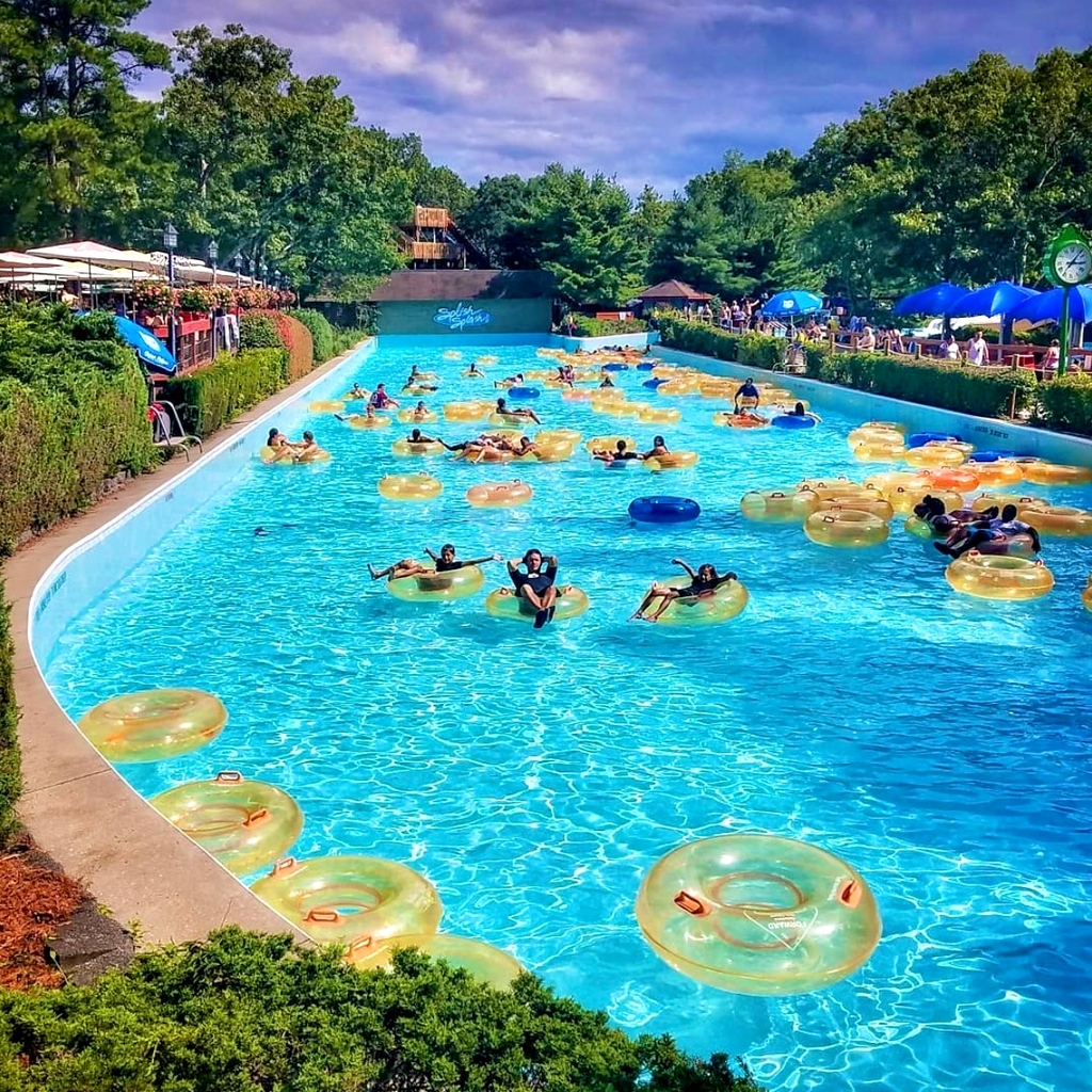 DiscoverLINY's tweet image. Did you know @splishsplashwp is NY’s largest water park?!🌊😎 #NationalWaterParkDay #discoverlongisland
👉 From the beloved lazy river to the new water slide experience, “Hyperlight” & one of the state’s only hydro magnetic water coaster’s, “Bootlegger’s Run” there’s #FunforAll!