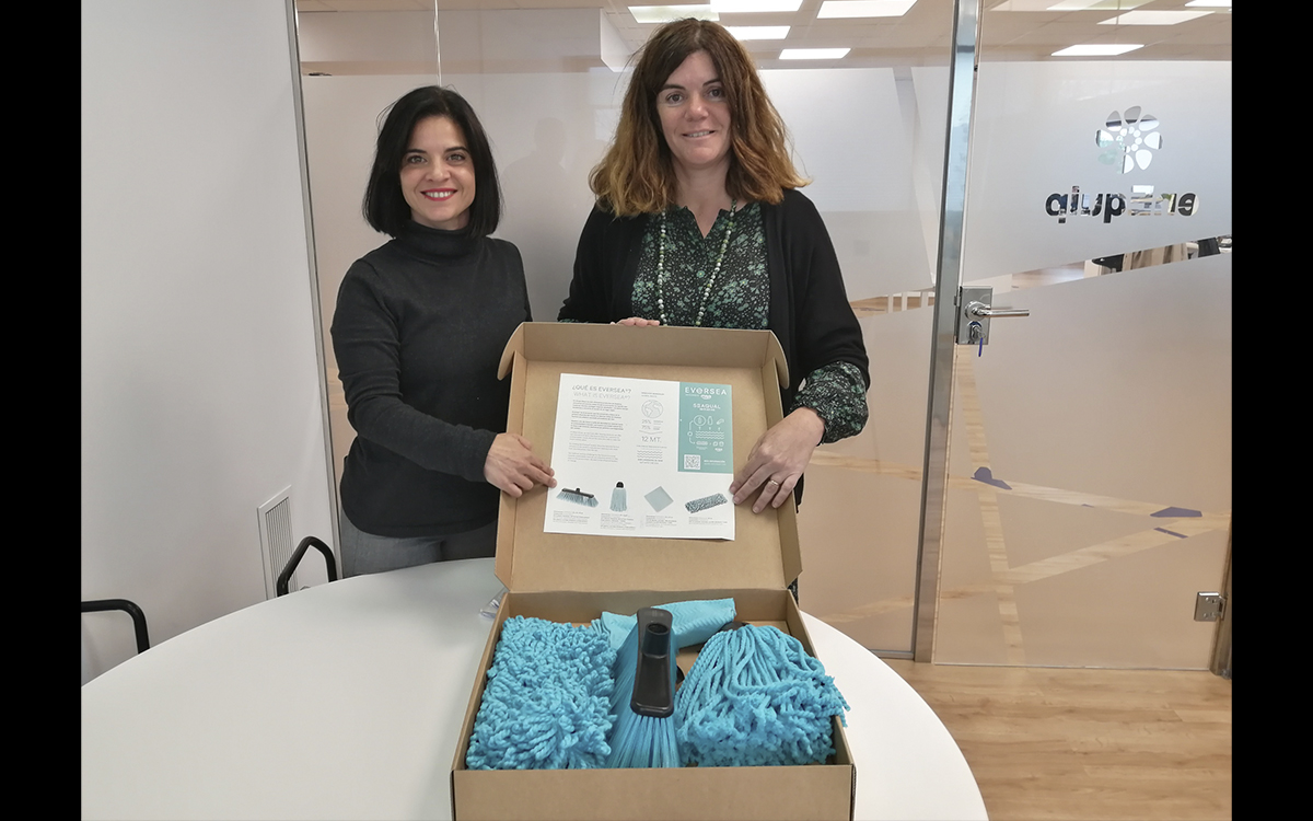 Clece_'s tweet photo. Seguimos impulsando nuestro compromiso con el medioambiente. Nuestra filial @enEquip_ se ha sumado al proyecto de #economíacircular #Eversea de la empresa Maya, y ha comenzado a trabajar con utensilios de limpieza fabricados con plástico reciclado procedente de desechos del mar. https://t.co/orroS3GnGo